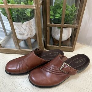 CLARKS Leather Slip on Women’s Brown Shoe size 8M